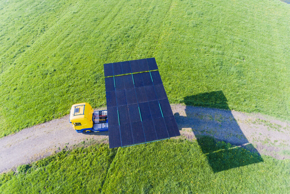 Mobiele stroomopwekker ‘De Zonnekoning’ voor echte Mobiele Groen Stroom. Opladen elektrisch materieel met de zonnepanelen container ontwikkeld door GEOS, Green Energy On Site.