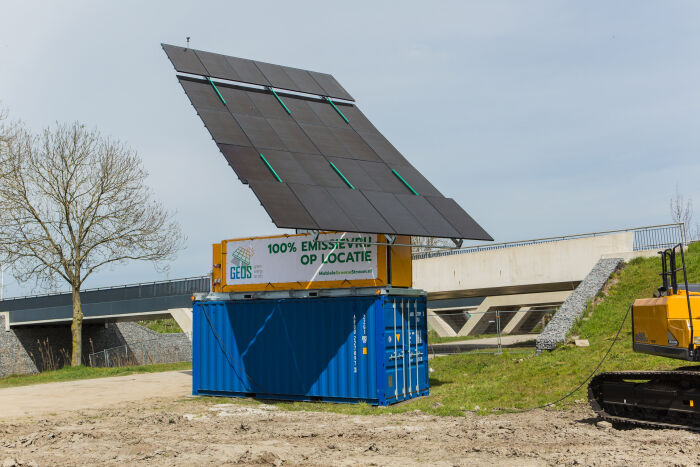 Mobiele stroomopwekker ‘De Zonnekoning’ voor echte Mobiele Groen Stroom. Opladen elektrisch materieel met de zonnepanelen container ontwikkeld door GEOS, Green Energy On Site.